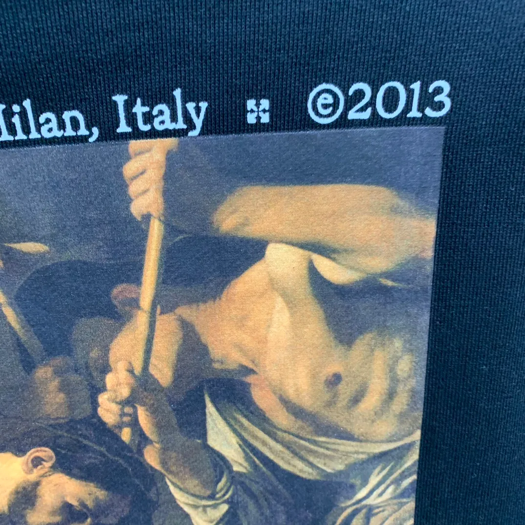 22SS approved version OFFWHITE (OW) Killing and being killed, punishment and sanctity Caravaggio oil painting pure cotton color religious unisex autumn and winter pure cotton hoodie sweatshirt OW perfectly integrates classical literature and art and street culture, paying tribute to VA20SS. Baroqueism, Caravaggio's classic oil painting series, literary street temperament, and 19FW Monet oil paintings. This is also a replacement for Monet. There is a minimalist plain logo on the chest, and a large digital oil painting print on the back with Kornit digital direct inkjet printing. The picture is clear and the stripes transition is smooth. It has a strong religious color, a Vintage style in line with the tone of the Renaissance, and an ultra-clear texture. The fabric is made of 480g combed cotton terry fabric, which has a full drape. Warm and comfortable!  Color: Black Size: XS-L P:390